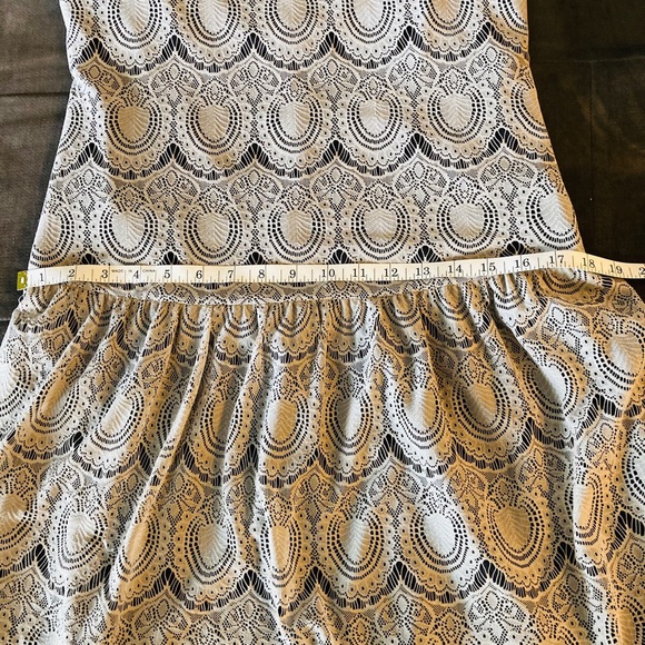 DKNY Beige and black, laced dress - Picture 5 of 5